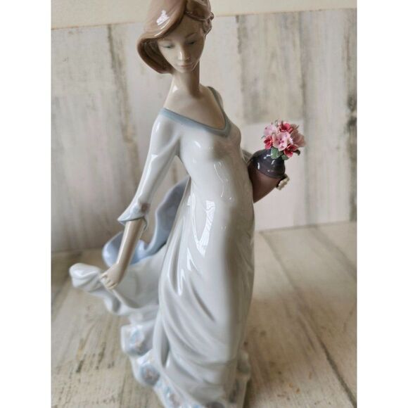 Lladro 8242 reverie moment Utopia 2005 girl pot flower basket lady dress figurin - Picture 3 of 10